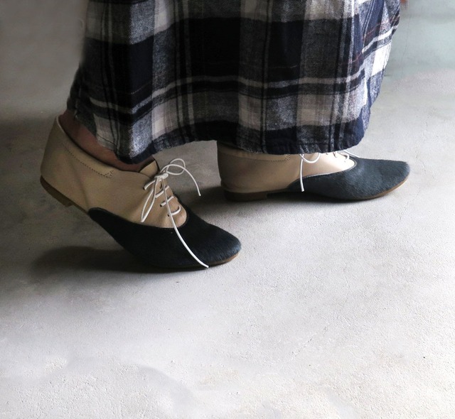 ＜バブーシュとしても◎＞かかとのゴムで履きやすく、キレイに決まるレザーシューズ/ベージュ×ファー