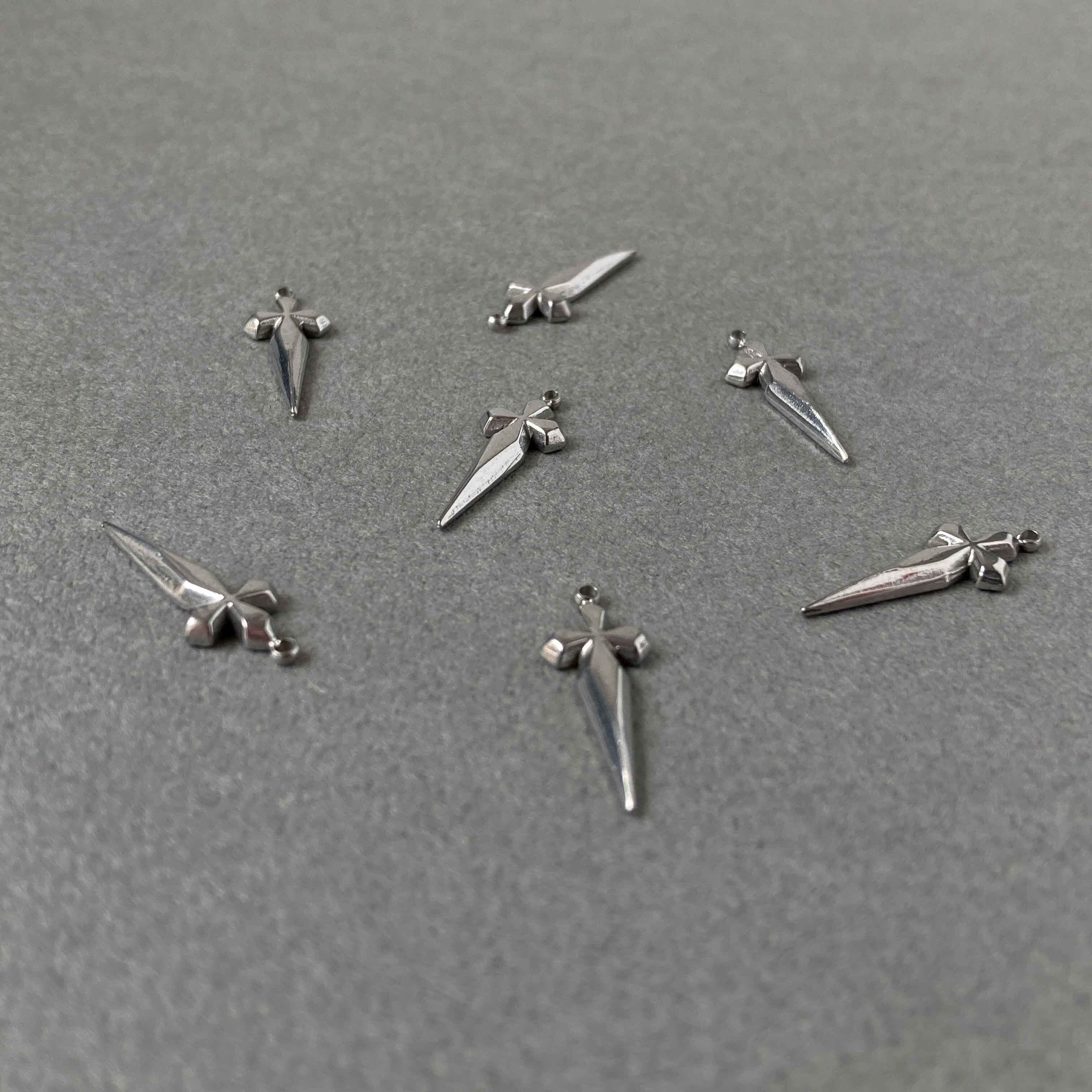 ソードモチーフのクロス ステンレスチャーム | Dua-アクセサリーパーツ