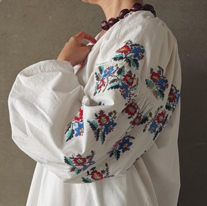 ウクライナ 手刺繍 アンティークスモック｜Ukraine