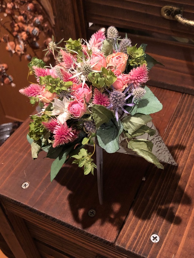 ハートアイアンとブリキカップの花束アレンジ