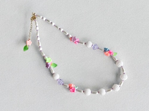 シュガーボンボンとお花の首飾り