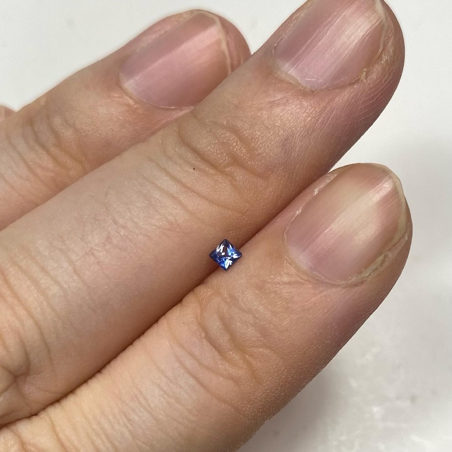 澄み渡る美しいブルー ベニトアイト