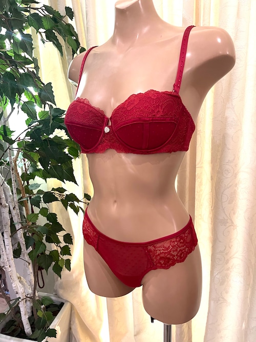 TWINSET U&B ＜ツインセット＞　SEXY シリーズ　ストラップレス　パルコネットブラジャー＆ブラジリアンショーツ　セット