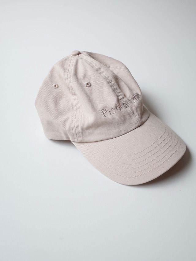 "Pied-a-terre" embroidery cap