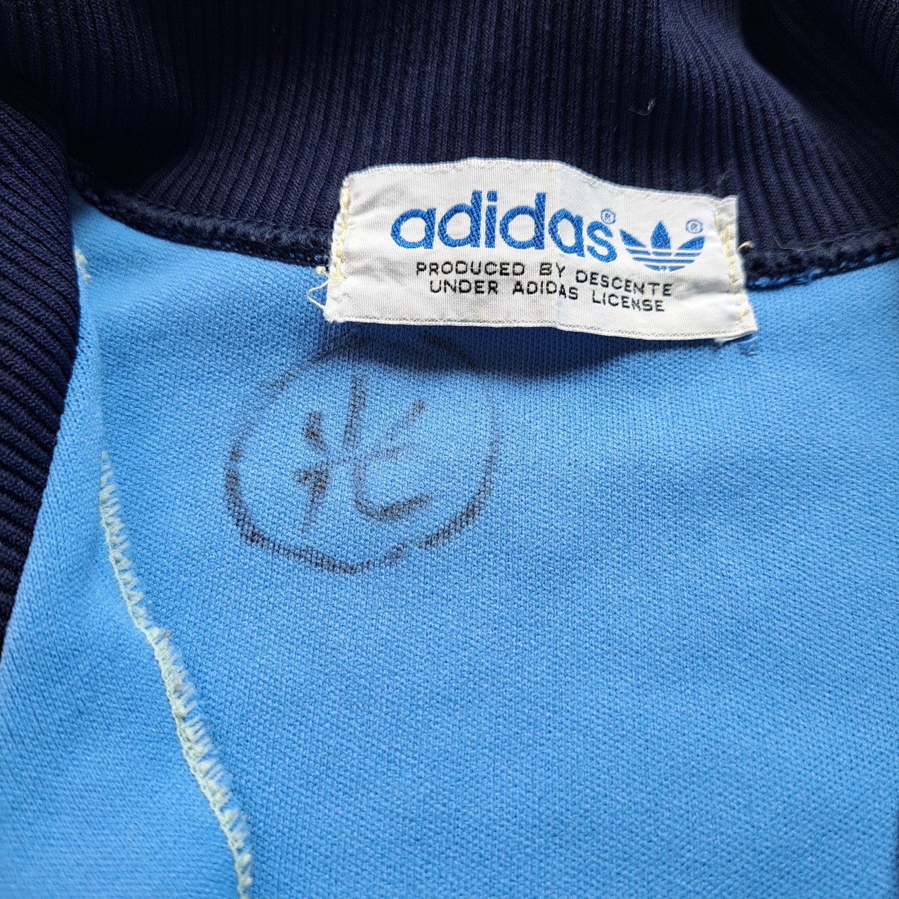 デサント時代の生産モデル。ビンテージadidas 青色 ストライプ 削る 
