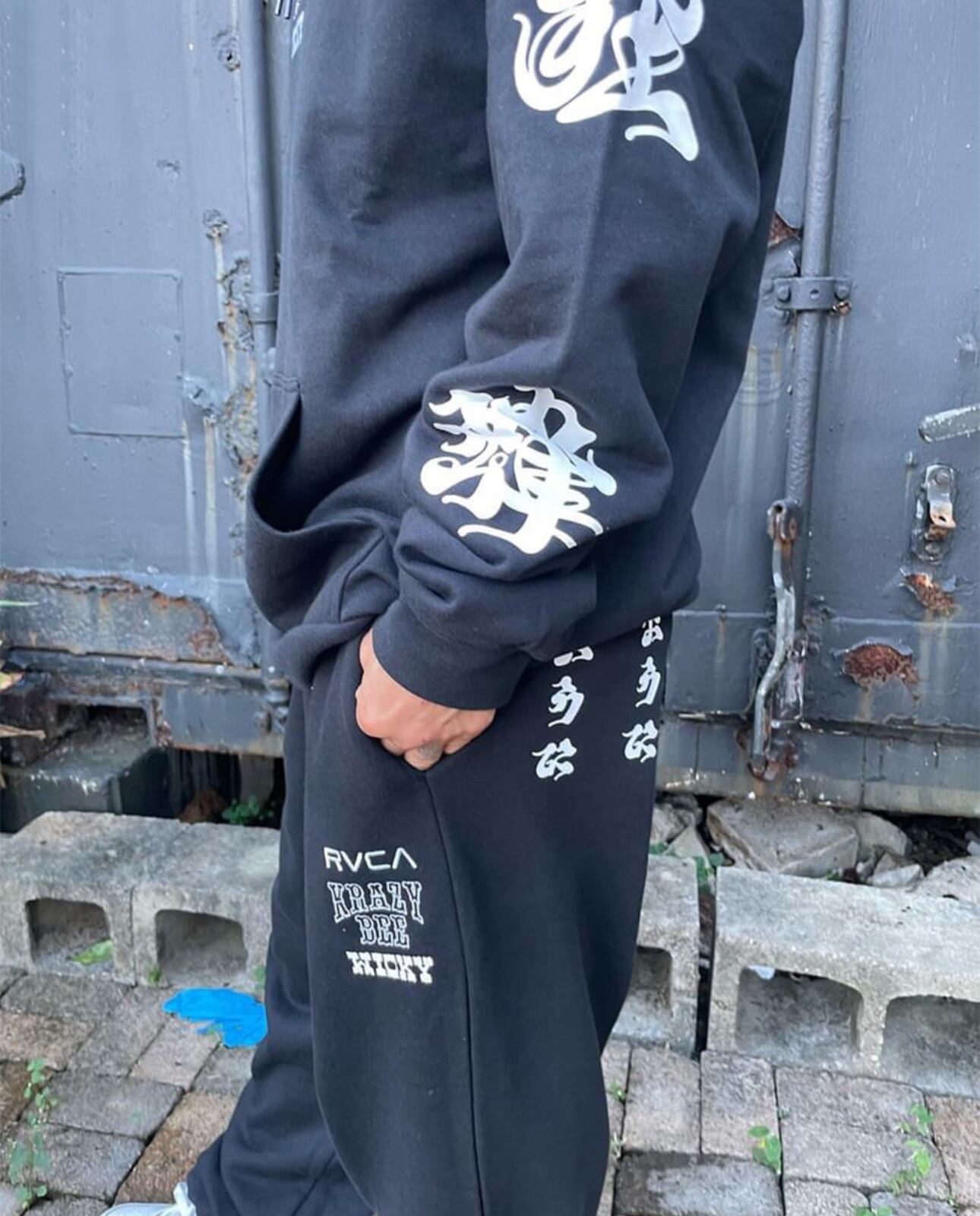 残りわずか！RVCA KRAZY BEE HOODIE パーカー ¥15,000+tax(¥16,500)