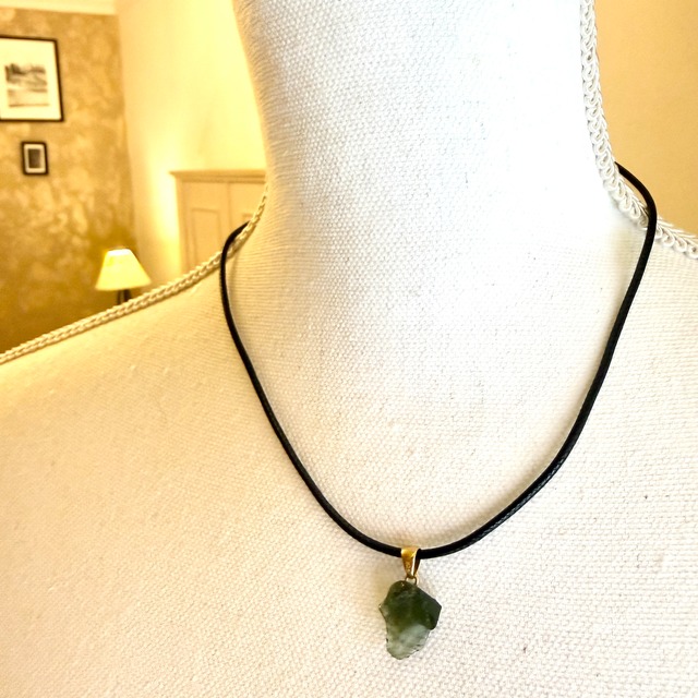 【本場買い付け】【最高品質】【希少石】モルダバイト　ペンダント（革ひも　or　チェーンつき　☆選べます）　NO.7