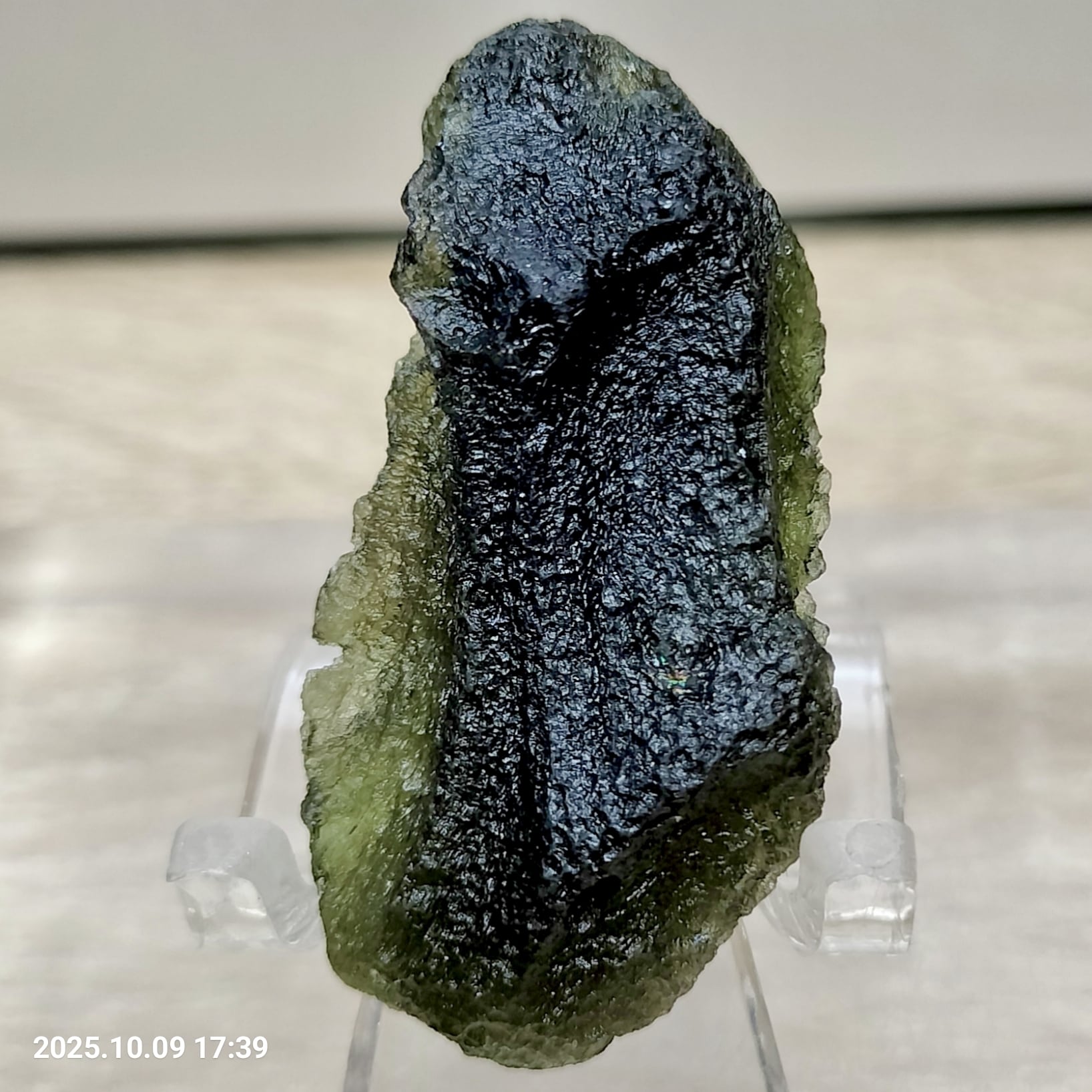 成約済み】超希少 虹入り 天然 無処理 モルダバイト 原石 11.6g 鑑別