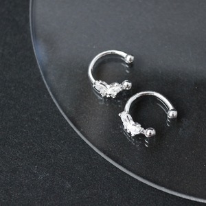 小さな蝶のイヤーカフ