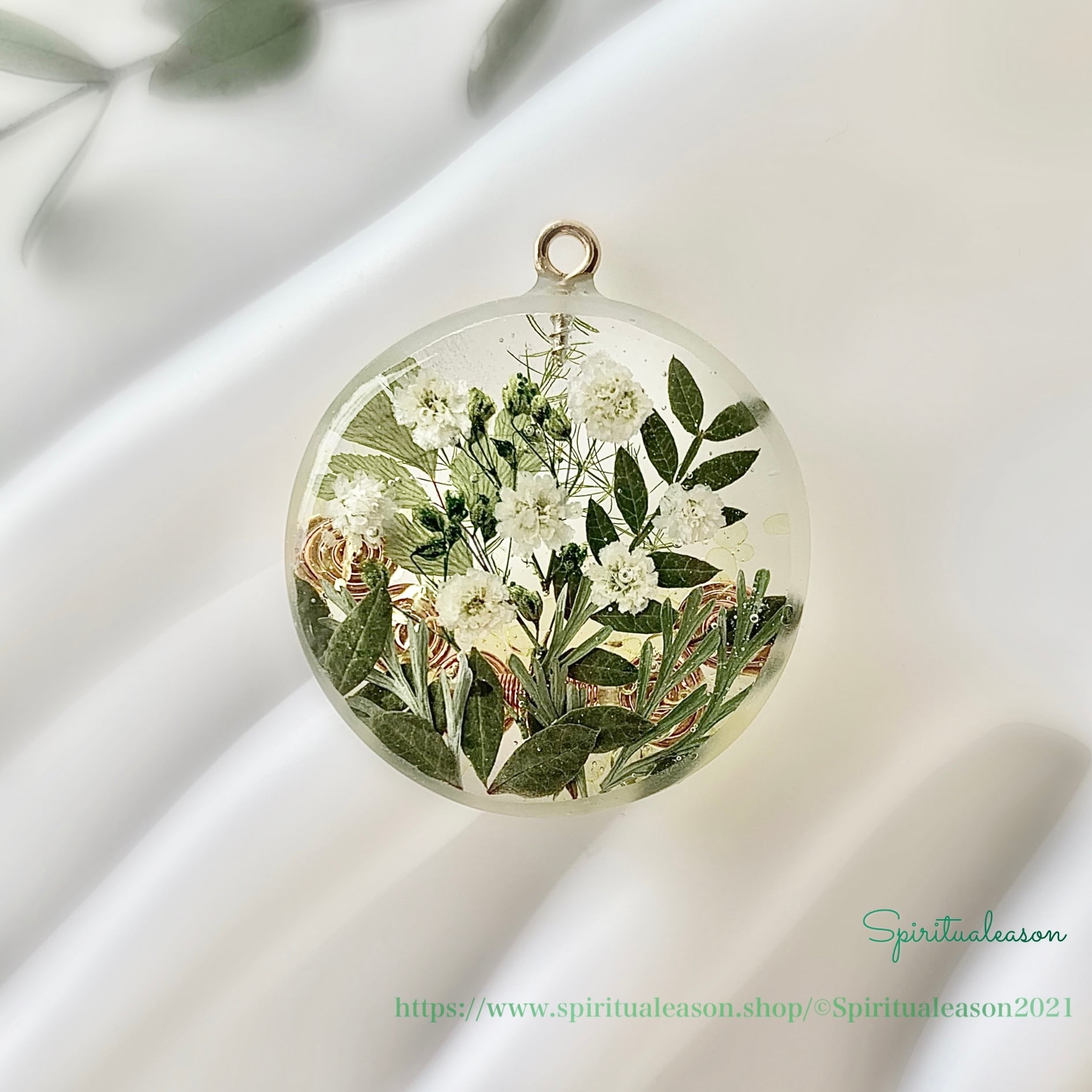 巾着のようなボトル入り・ブルーローズのオルゴナイト