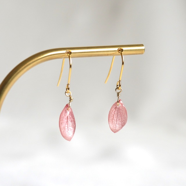 【 Maison de mimi 】 霞花 -Kasumibana- 紅（くれない）Short｜揺れる透明感、静けさを纏う花アクセサリー　ピアス イヤリング  Ateliermimi アトリエミミ