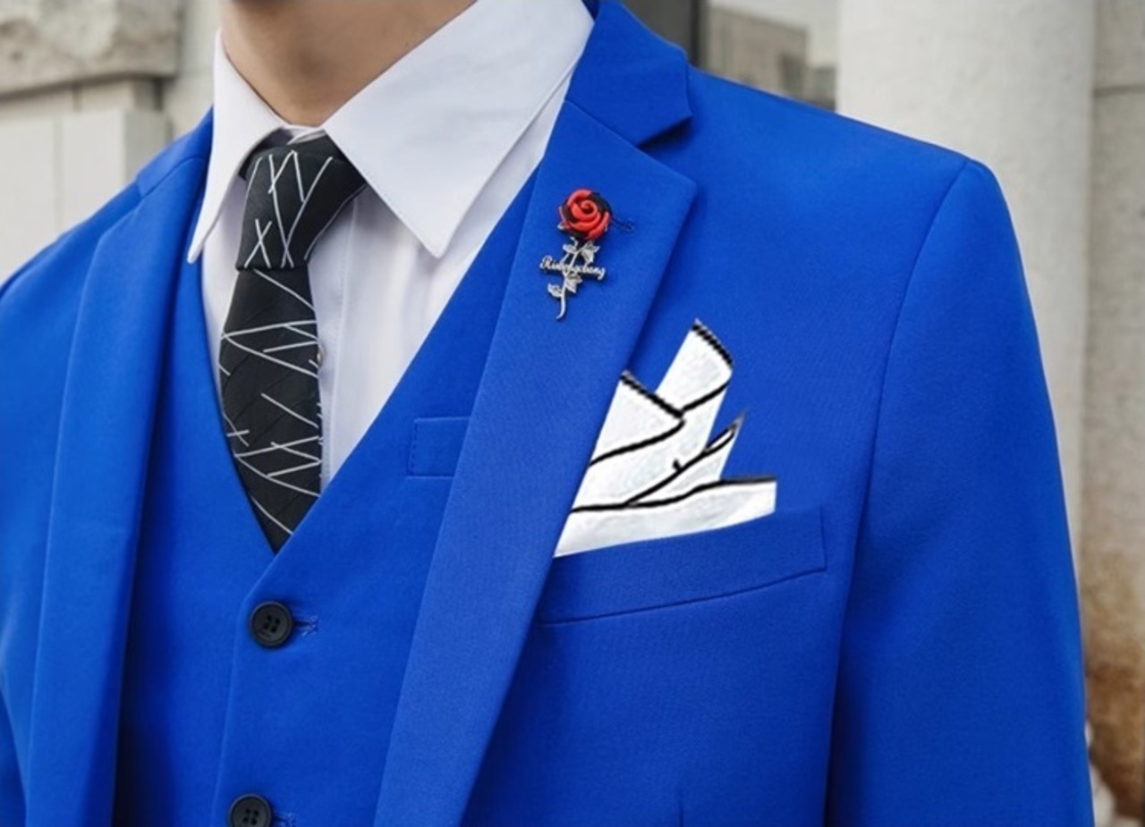 細身のシルエットと洗練されたデザインで注目を集める韓国スタイルのメンズスーツ　SU016