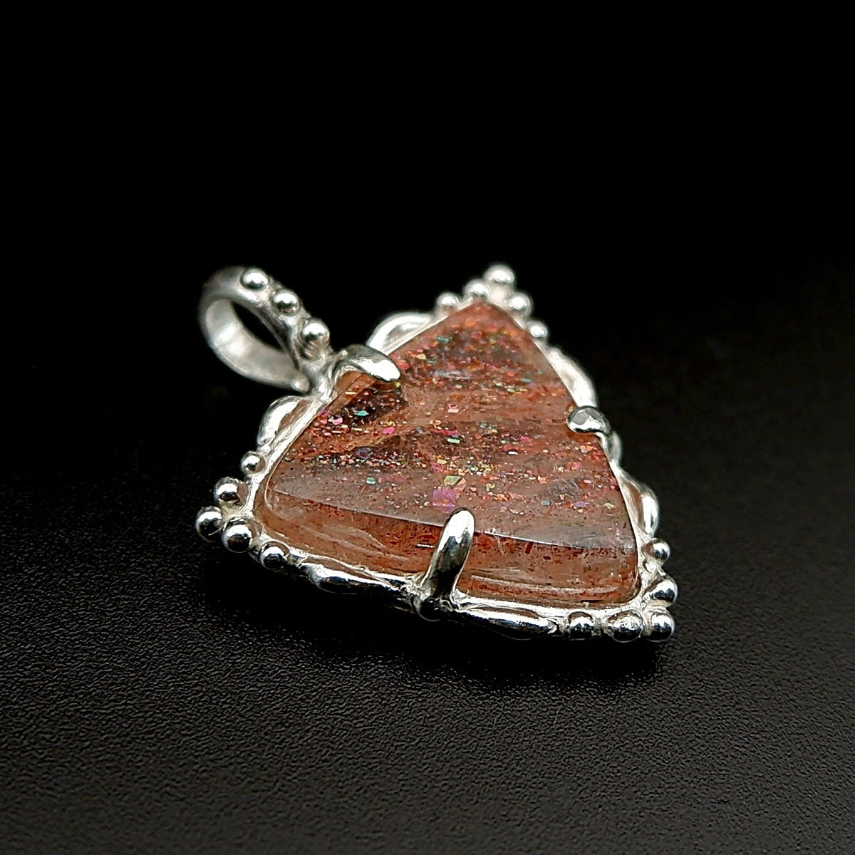 レインボーコンフェッティサンストーンの粒飾りペンダント