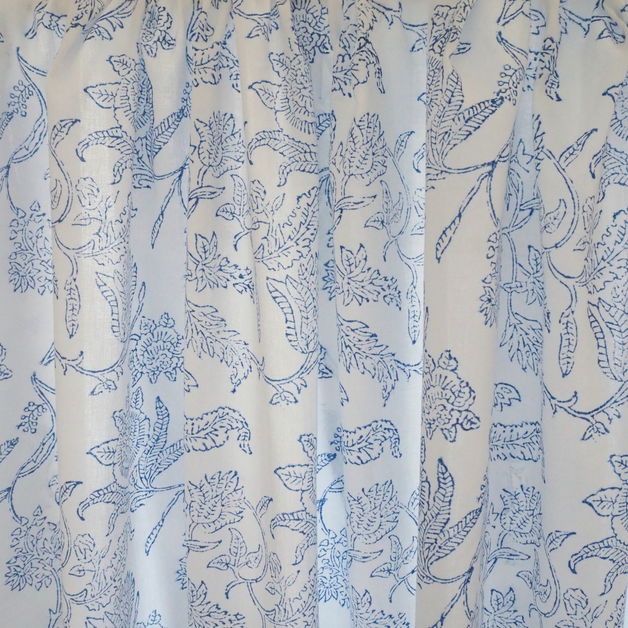 ブロックプリント生地【50cm単位】インド綿 花柄 白×ブルー #52810-WT1