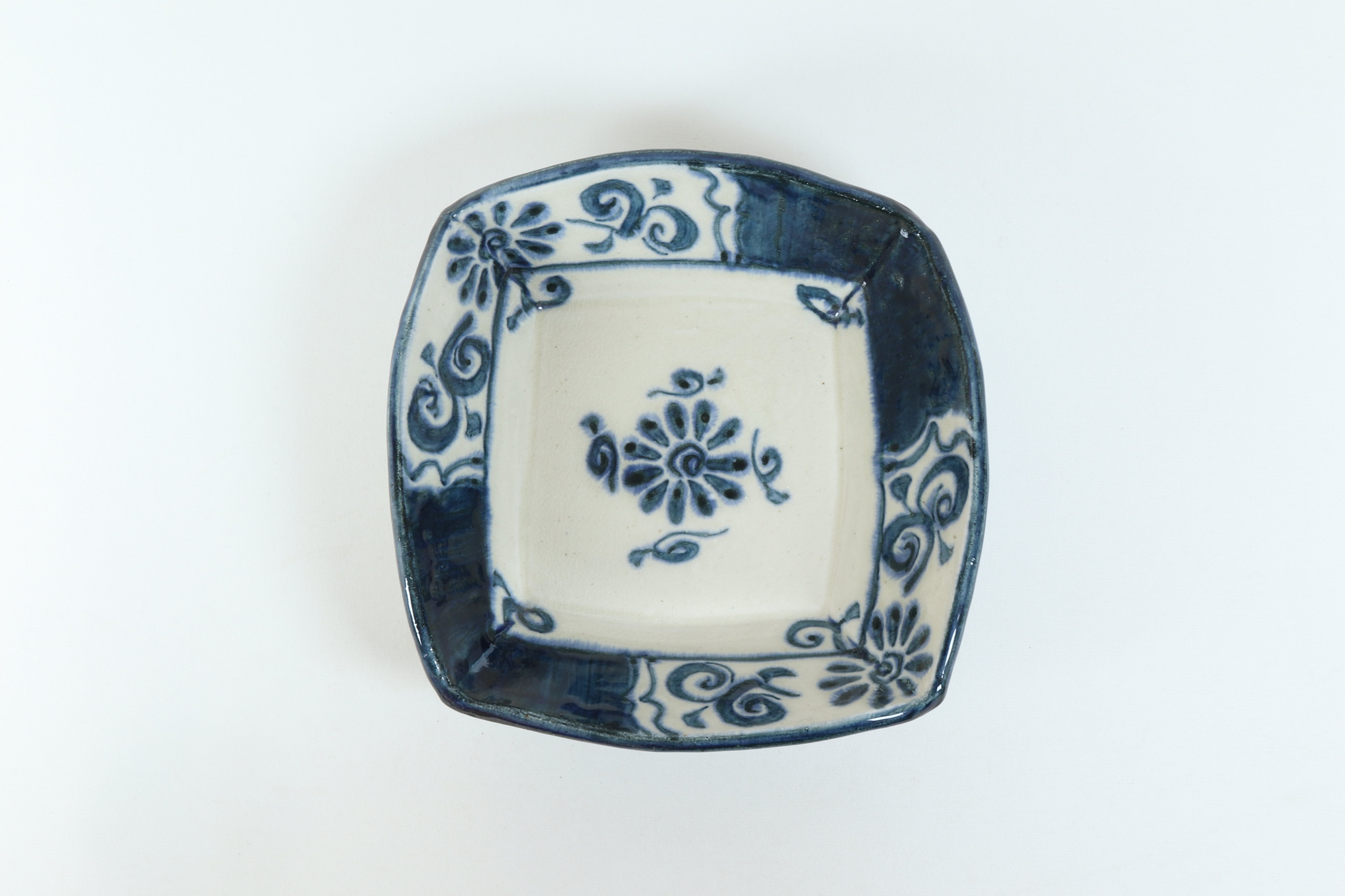 安南 なで角四角鉢 染唐草【B級品 特価】