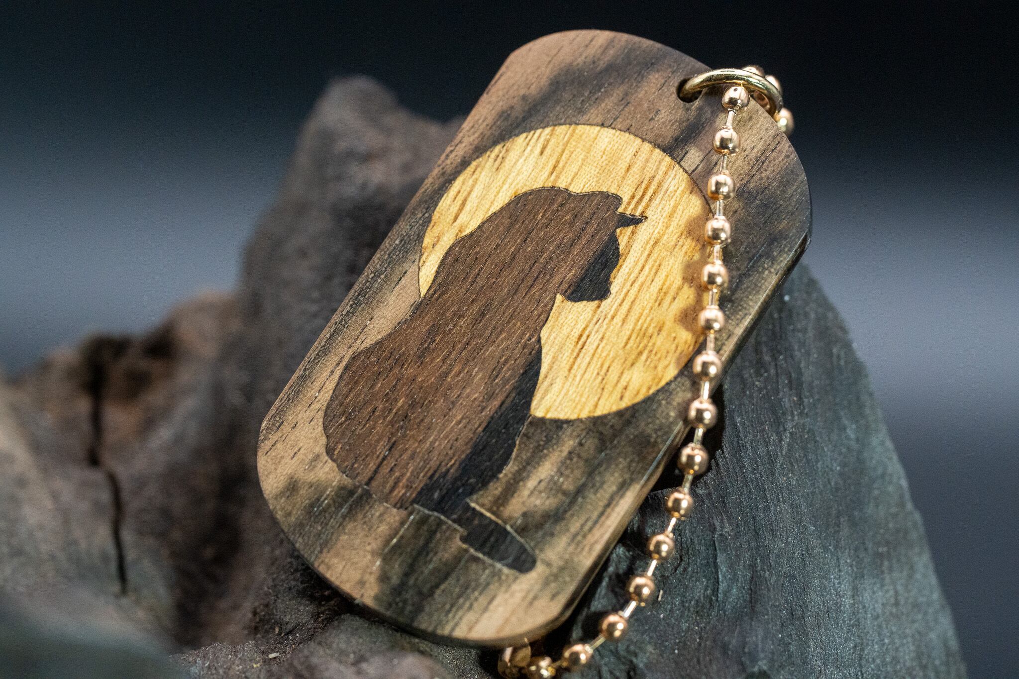 【魅惑の黒い紋様】 黒柿 ドッグタグ 象嵌 横を向く上品な猫