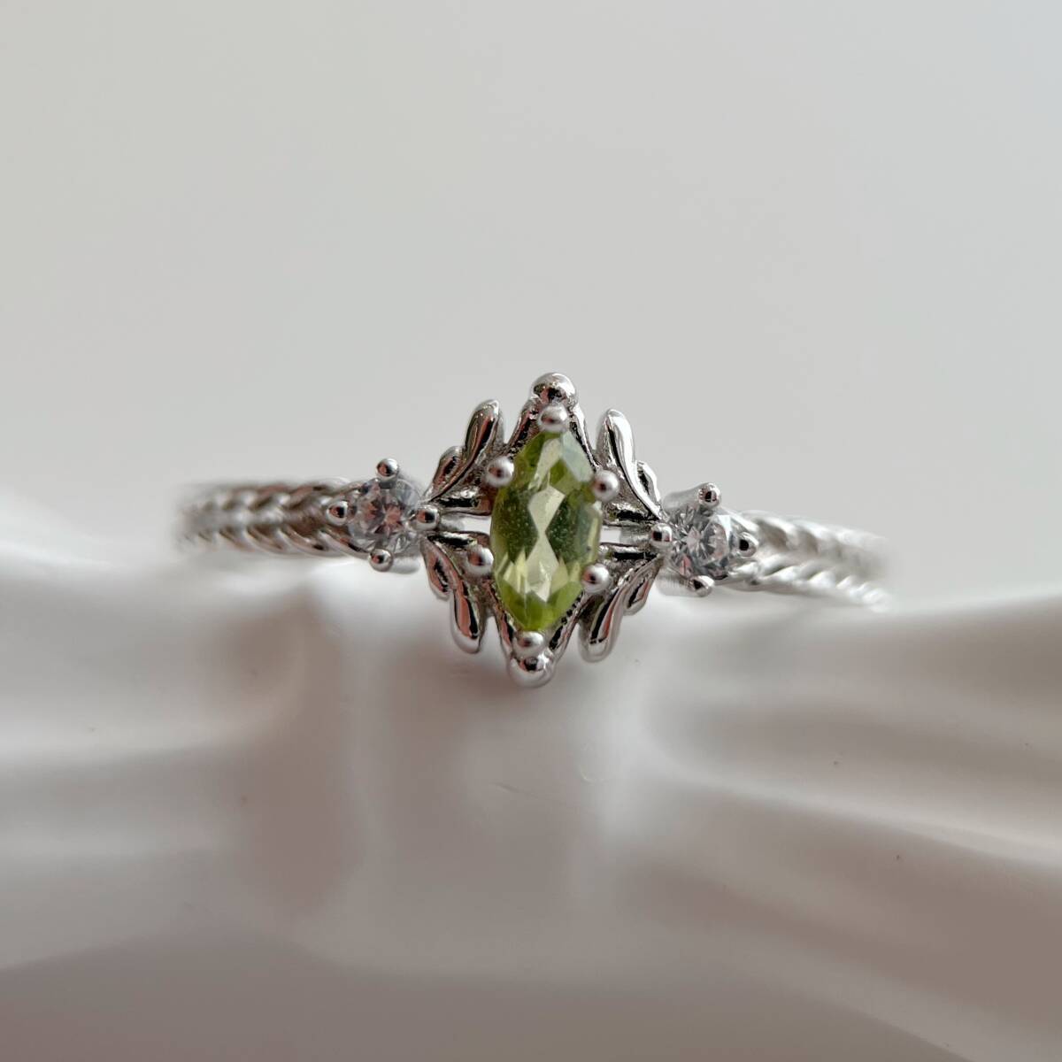 天然ペリドットマーキスカットリング　ホワイトゴールド色　silver925製