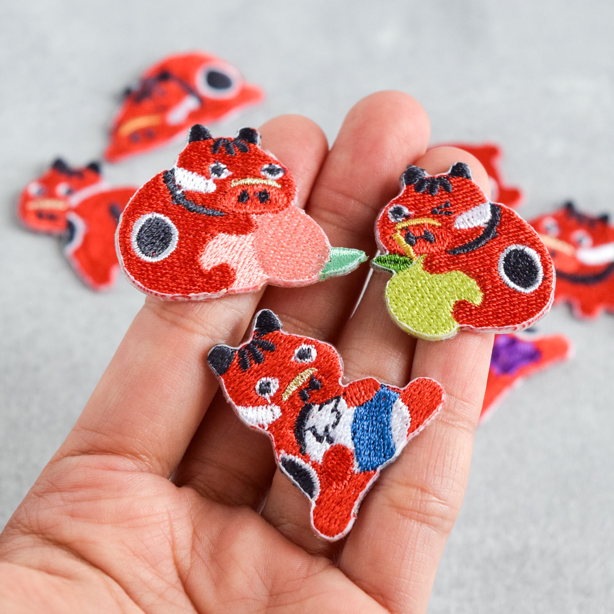 2025新作】ゆる～い赤べこの刺繍ステッカー&アイロンワッペン