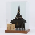 鈴甲子雄山 【加藤清正 黒鳥帽子形兜】 兜飾り アクリルケース飾り 五月人形｜正絹｜和モダン｜コンパクト｜ウォールナット thumbnail 2