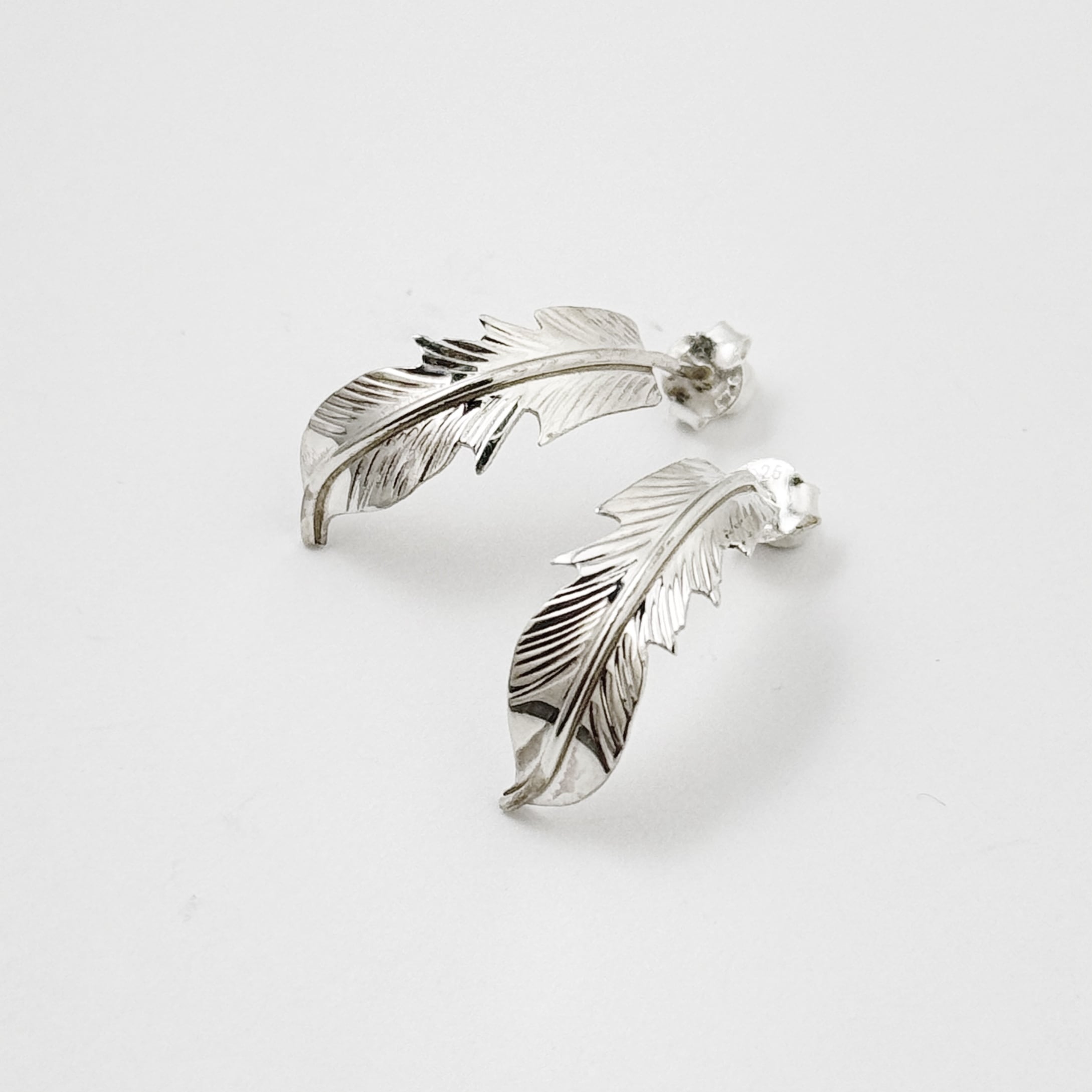 フェザーアゲート トリプレットストーン ピアス Indian jewelry》 フェザー スタッド ピアス 羽 鳥 イーグル | 【公式