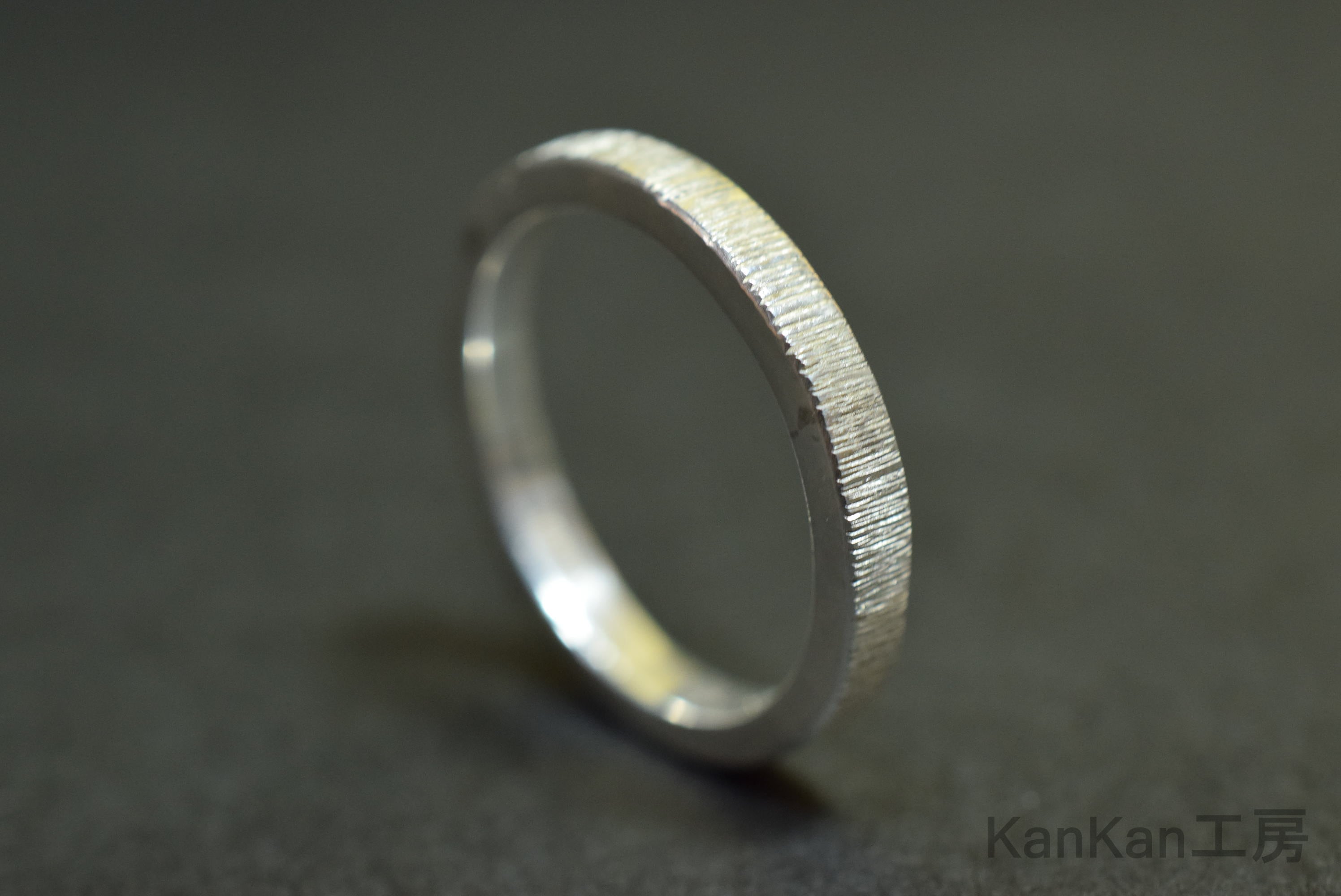 SVリング|筋槌目|平打ち・幅(約)2.5㎜