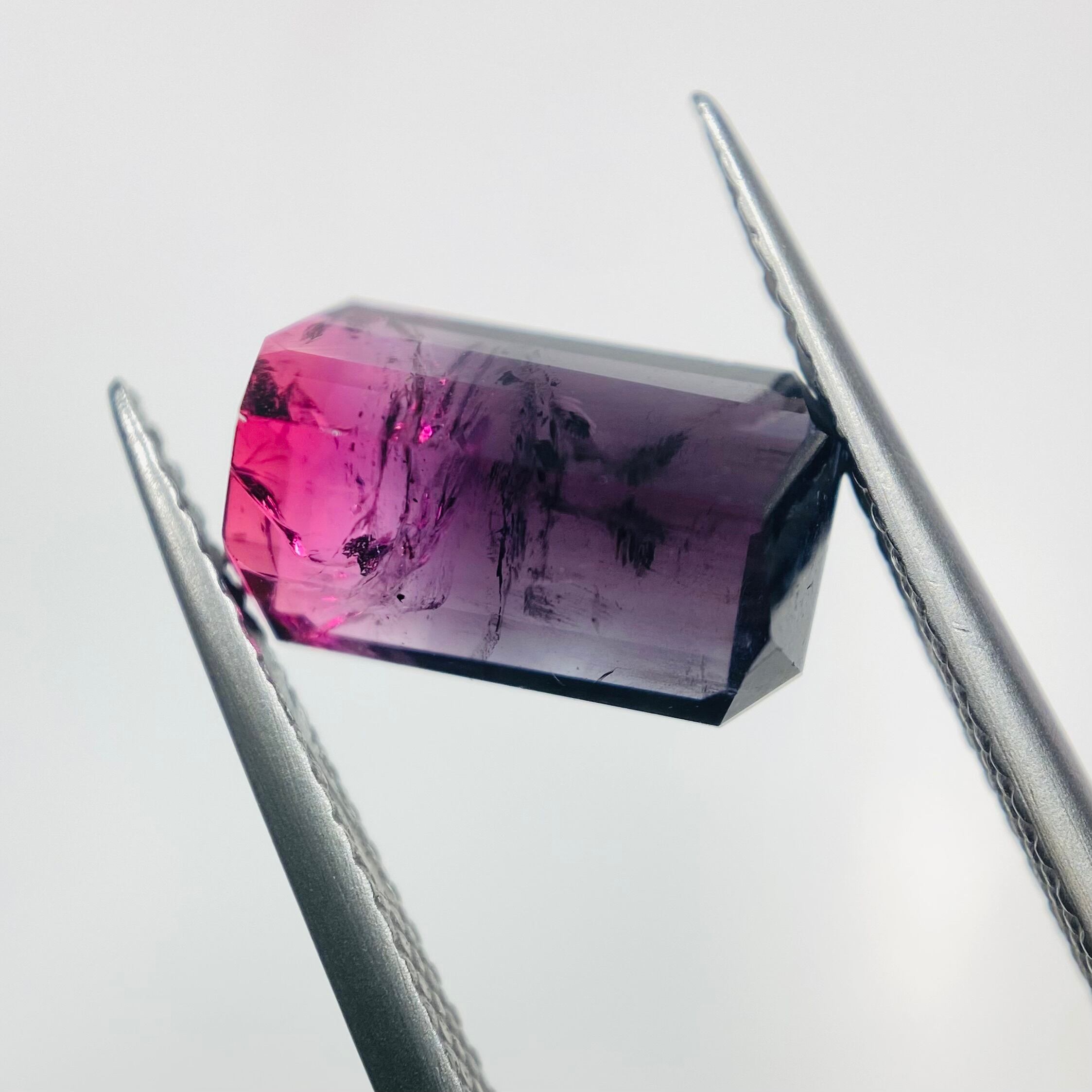 毒々しい美しさのバイカラートルマリン