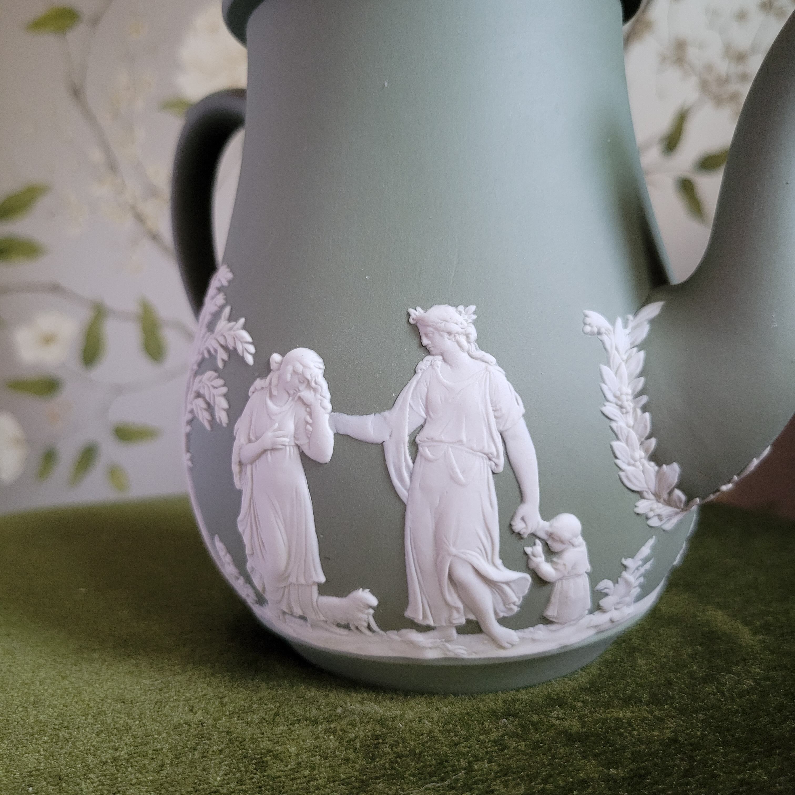 ウェッジウッド】ジャスパーウェア グリーン ポット | Bunny Ears Antiques