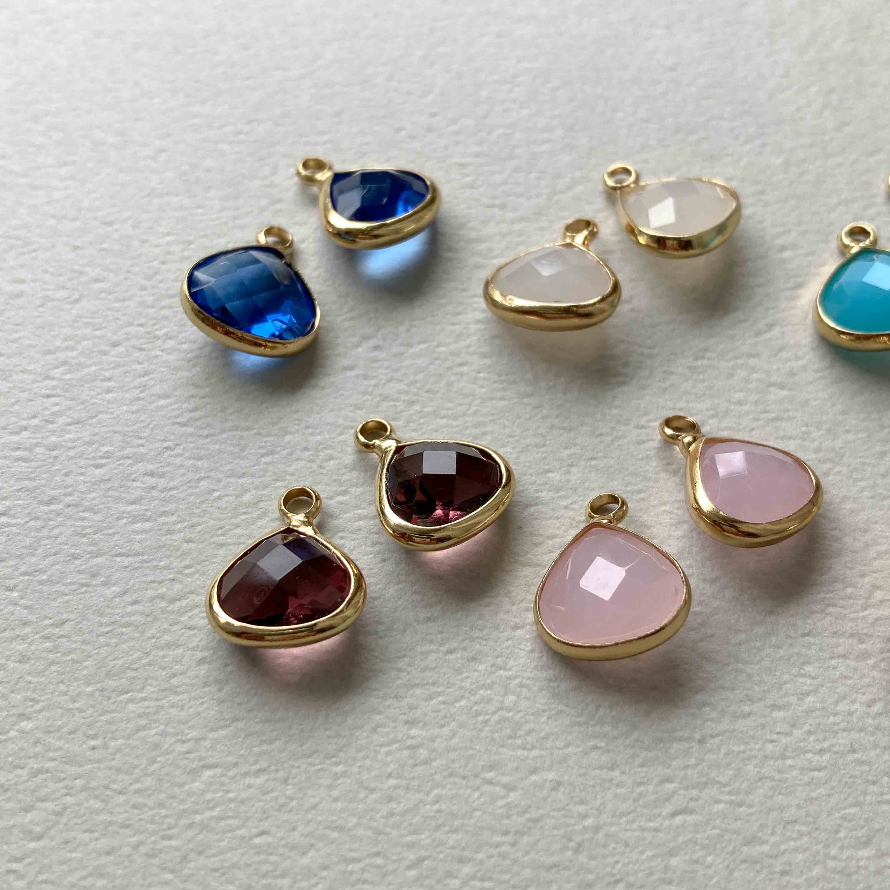 再入荷〉カット入り三角ガラスチャーム | Dua-アクセサリーパーツショップ