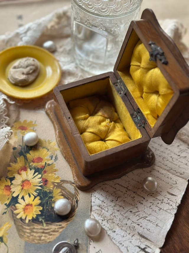 手描きスミレ モシュリンヌ・ウッドボックス 黄色クッション