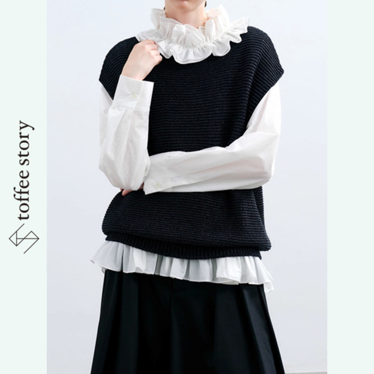 輪郭を描く白のブラウス 《P0258》