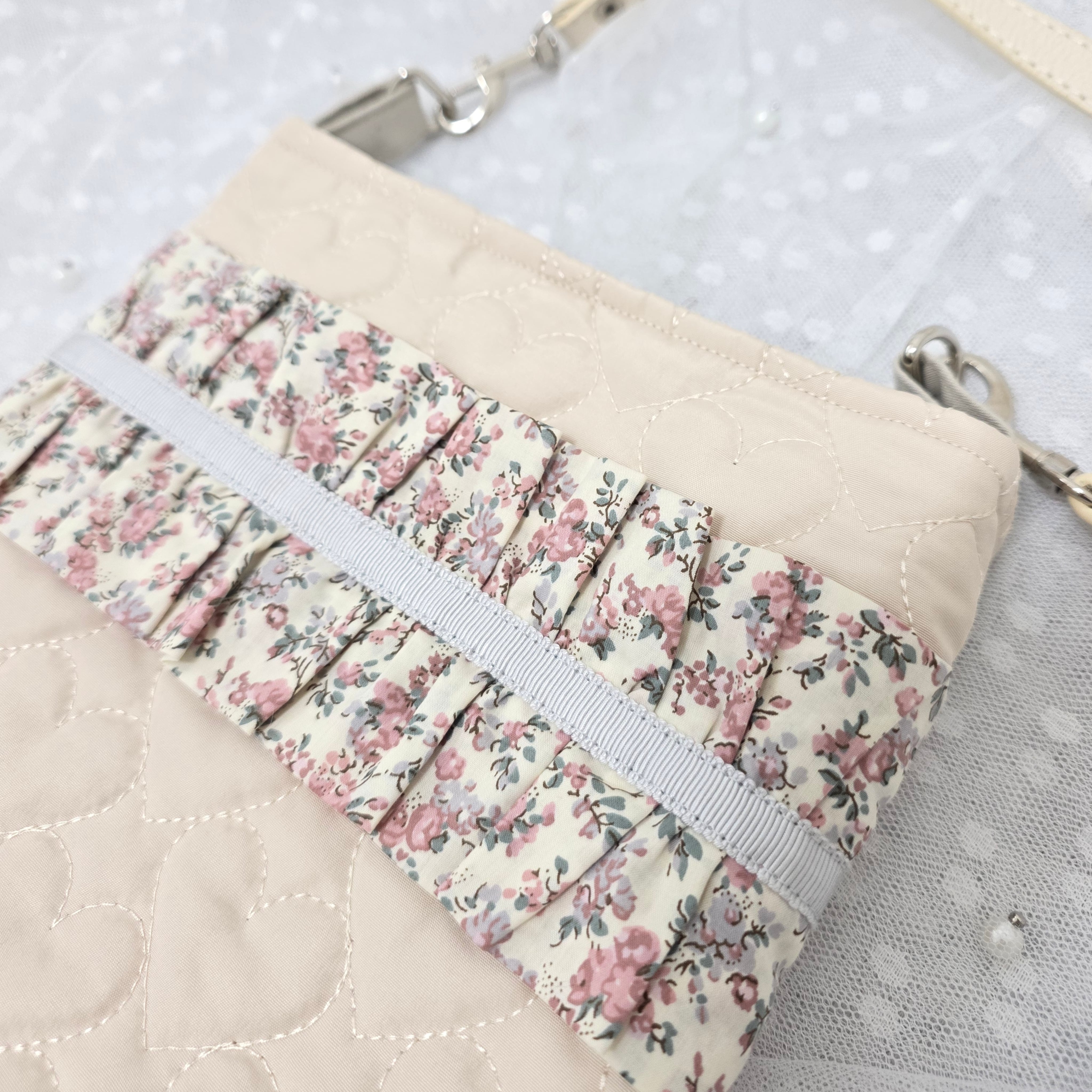 ハートキルティングとリバティのサコッシュ アイボリー ピンクの小花