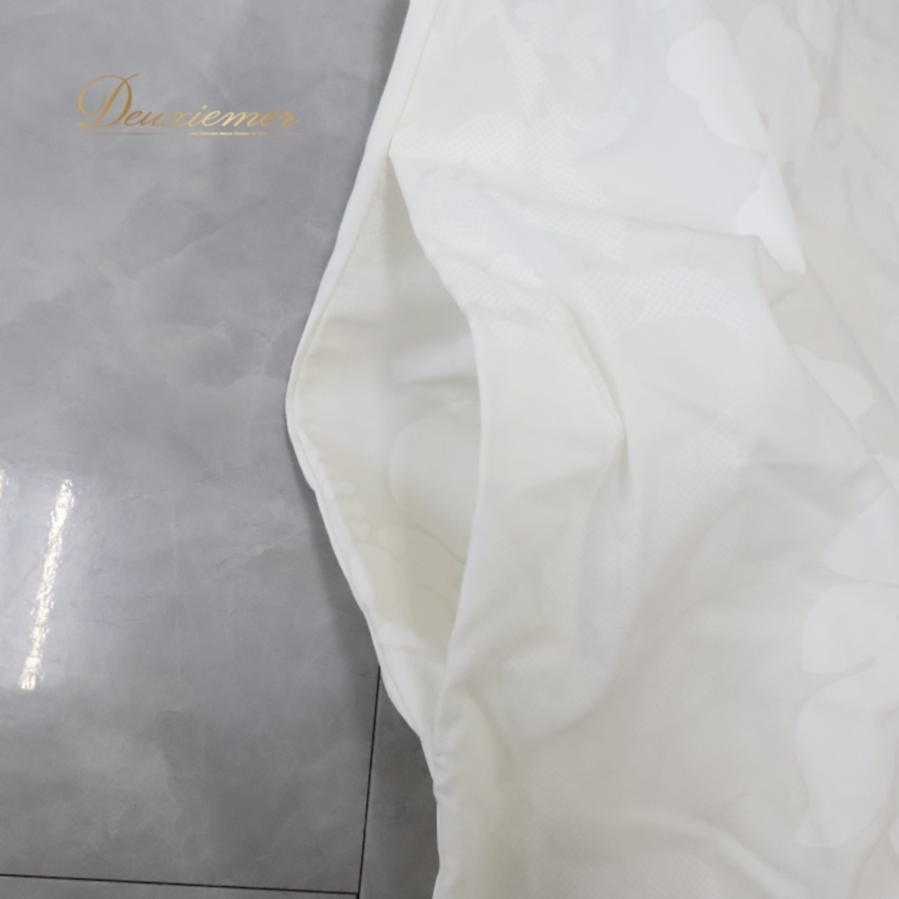 フラダンス 衣装 ワンピース ドレス KY'S ホワイト系 ハワイ製 ワンカラー フリル ハイビスカス柄 ポケット付き かわいい きれい 上品 華やか 鮮やか 明るい 白 ハワイアン アロハ ハワイアンプリント フラ ダンス レッスン 練習 バカンス