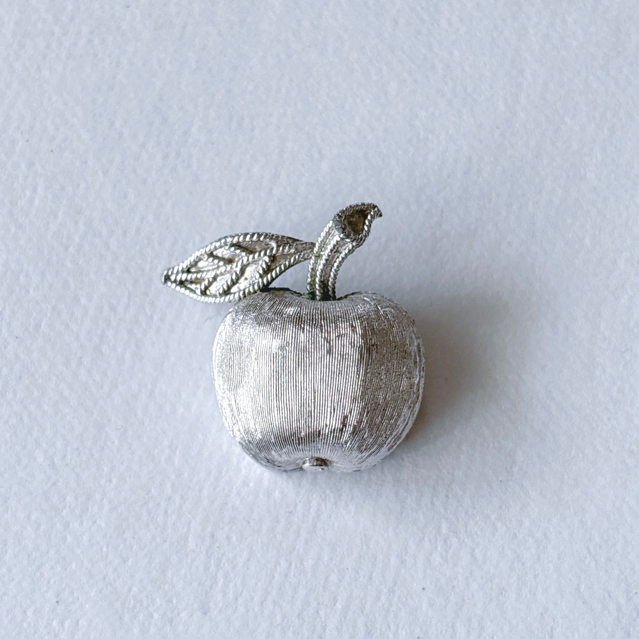 TRIFARI Vintage 50s - 60s silver tone apple brooch ヴィンテージ 50