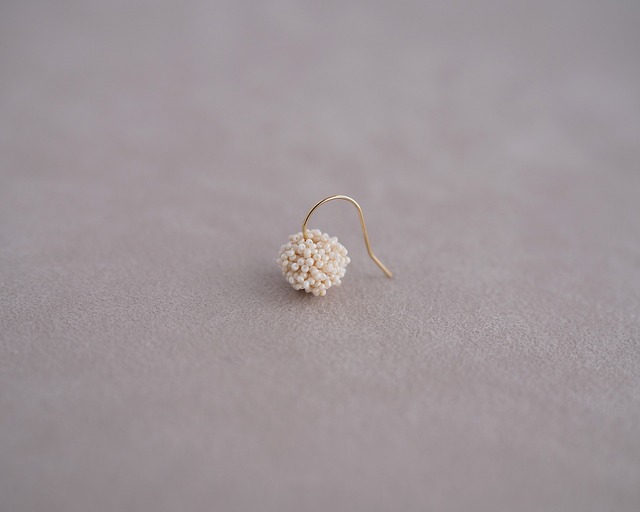 【K18】Pom Pon フックピアス｜IVORY（片耳用）
