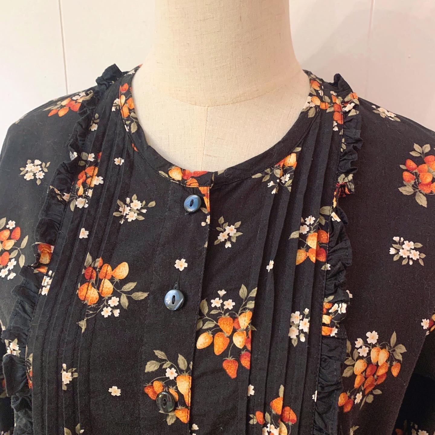 strawberry frill ribbon black one-piece