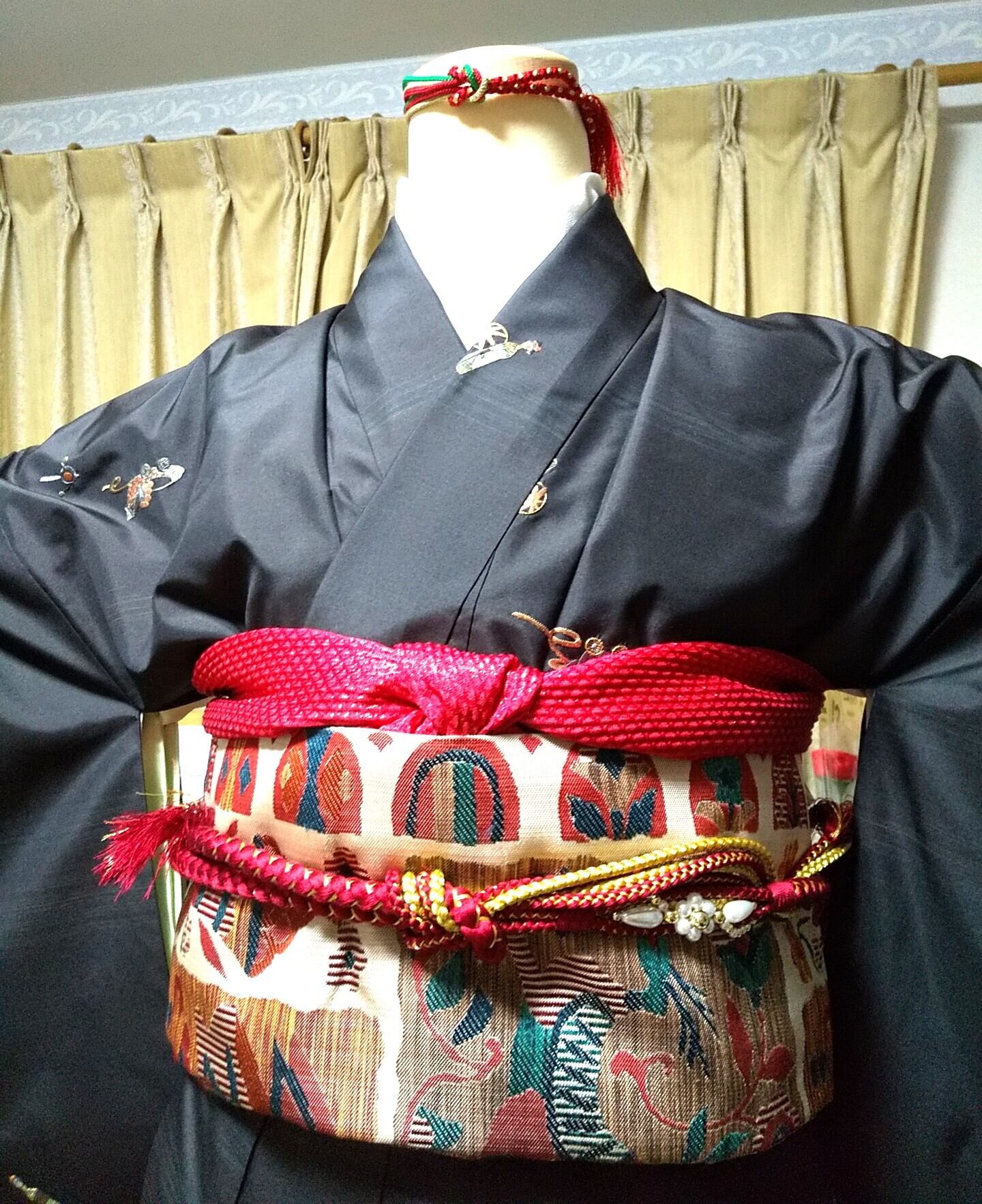 本場大島紬 可愛い舞妓さんの刺繍入りオシャレブラック着物 | happy17shop