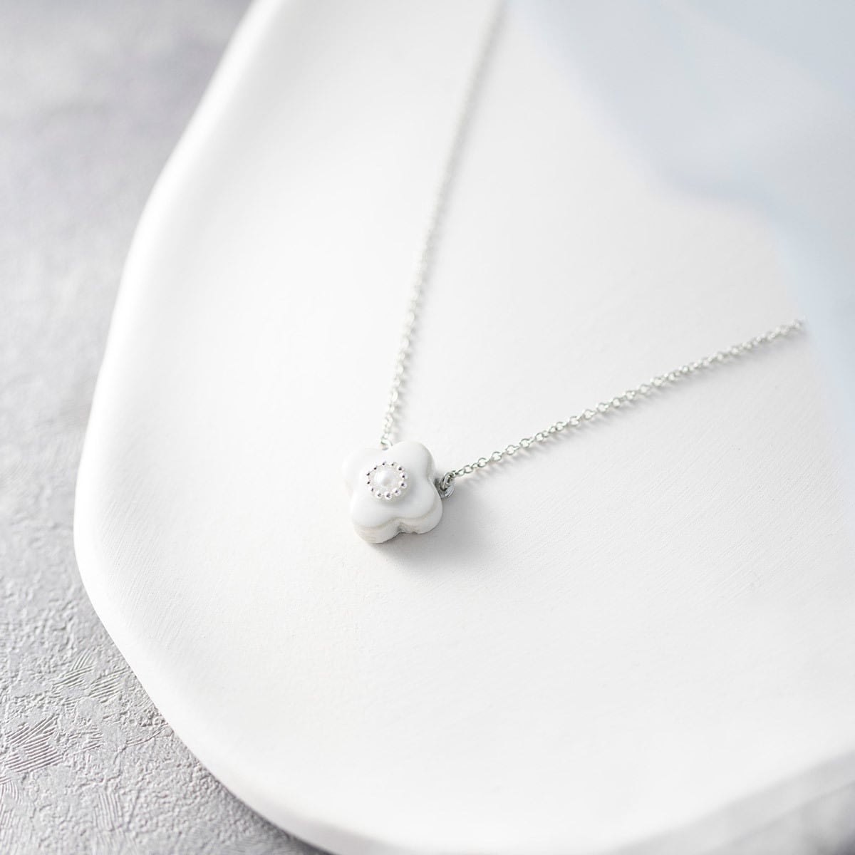 陶芸作品 陶人形シリーズ作品① 陶彫刻 淡水パールネックレスを装着