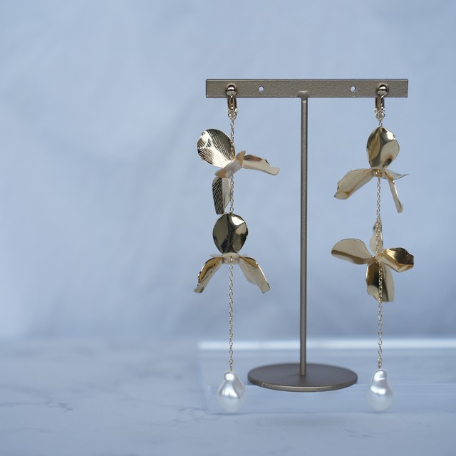 038 cuteness｜フラワー×パール しずくライン ゴールドイヤリング