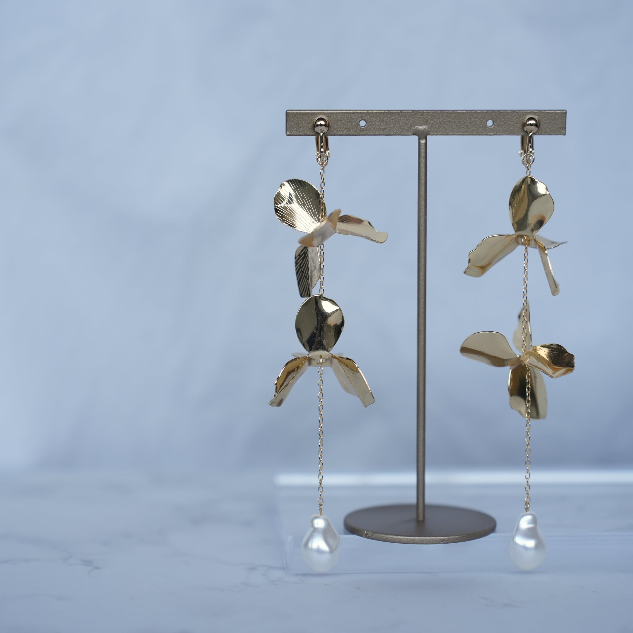 038 cuteness|フラワー×パール しずくライン ゴールドイヤリング