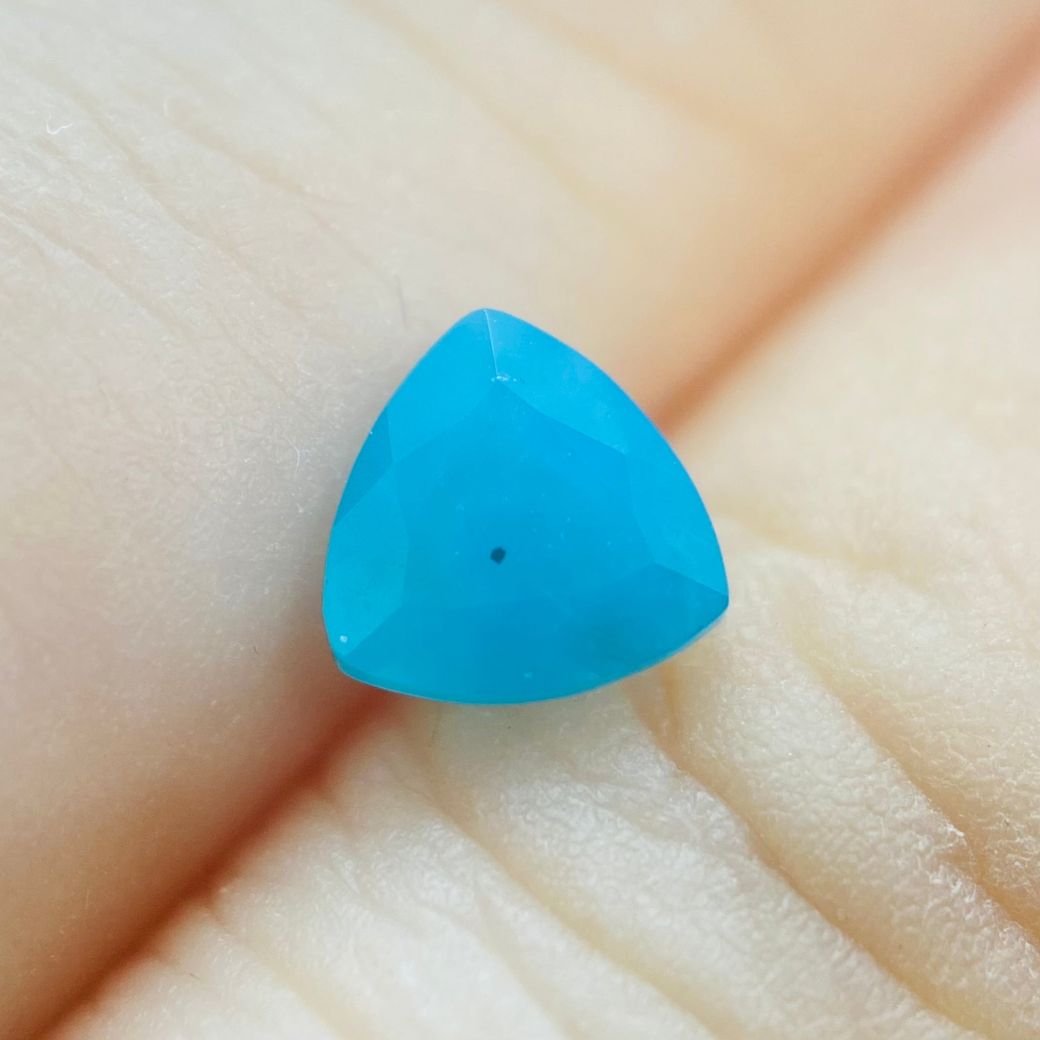 濃いブルーのジェムシリカ