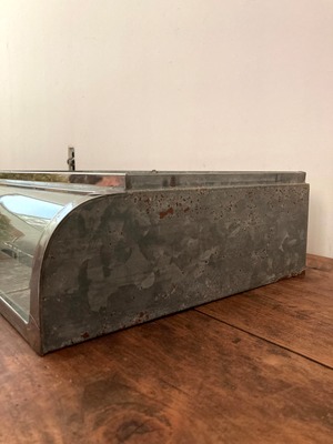 全面Rガラスのブリキ仕切りケース　(古家具)