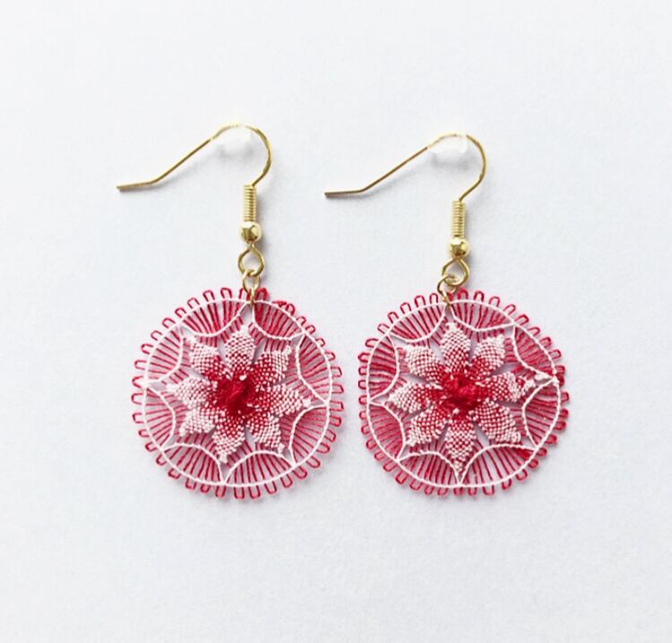 *細糸で作られたニャンドゥティのピアス【蟻塚】