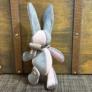 【ピッグスウェード】のベルラビ★マイスターの手作り「ベルズラビット」ピンクグレー＆グレー　写真の1点販売です