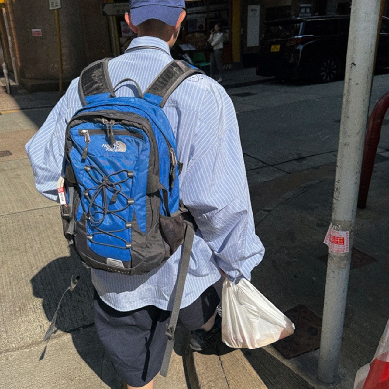 ピンストライプ落書きエンブレムライトブルーシャツ　1118