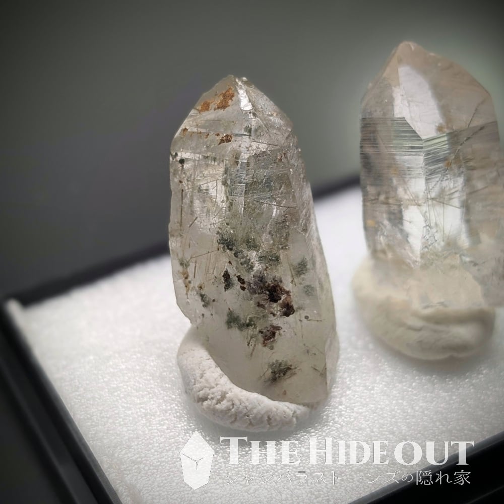 日本国産鉱物標本045 山梨県甲州市塩山竹森産草入り（苔土電気石入り