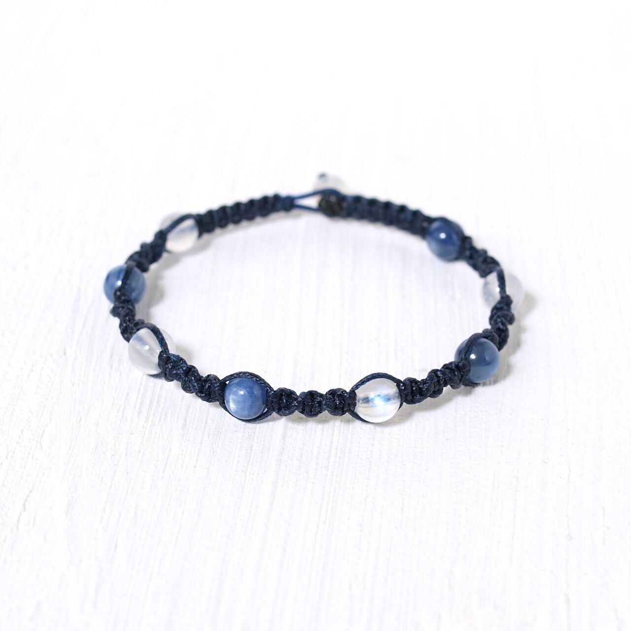 ペリステライト+カイヤナイト6ミリ玉ナチュラルマクラメブレスレット