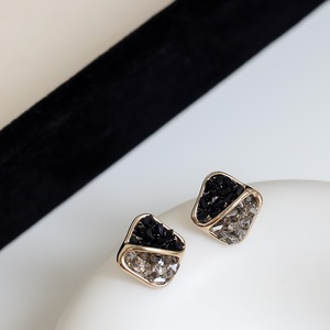 コントラストクリスタルスクエアピアス W10300