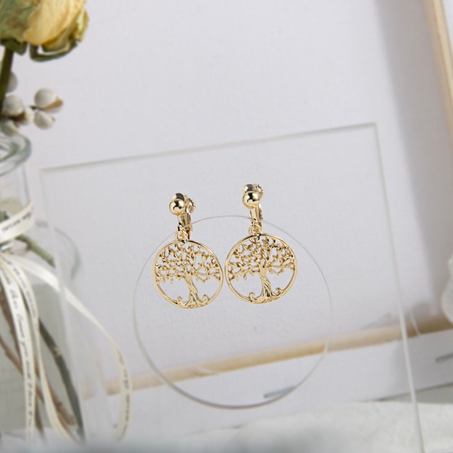 イヤリング　大ぶり　サークル　ツリーモチーフ　ネジバネ式　ゴールド　