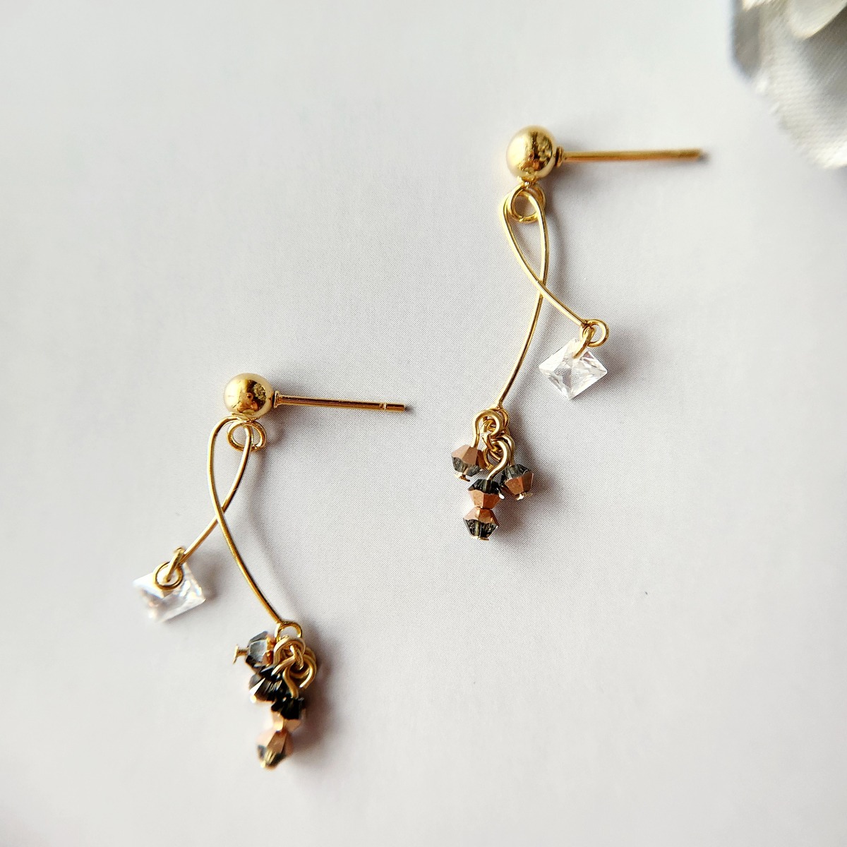 スワロビーズのシャンデリアピアス/イヤリング ピンクローズゴールド machipochi