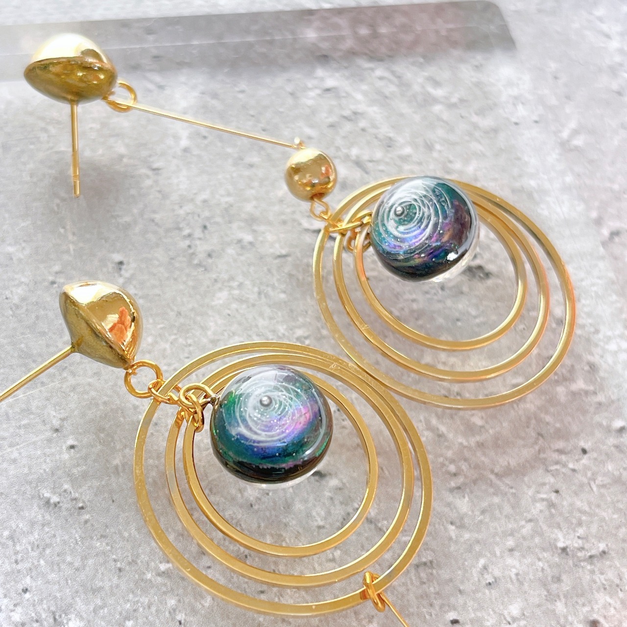 Vortex✧モビール風惑星ピアスGold✧宇宙ピアス・宇宙玉・宇宙レジン・レジン作品